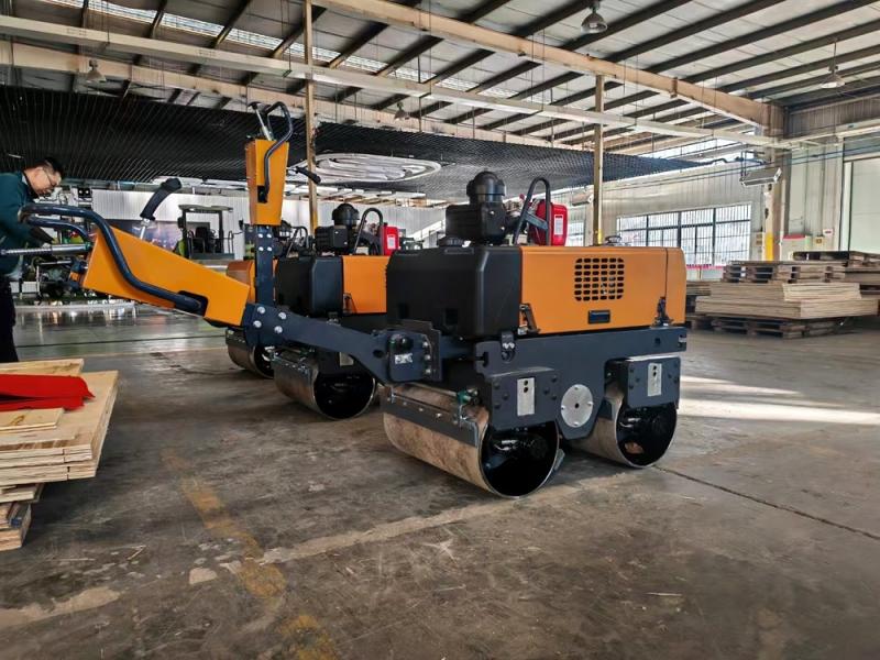 國外客戶定制的小型壓路機(jī)發(fā)貨